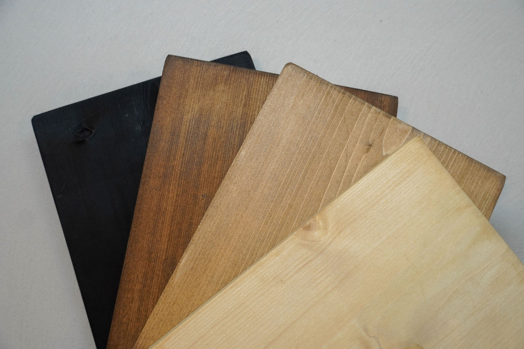 Vier kleurstalen in de kleuren zwart, donkerbruin, middenbruin en lichtbruin van Baan Woods, neergelegd in de vorm van een waaier