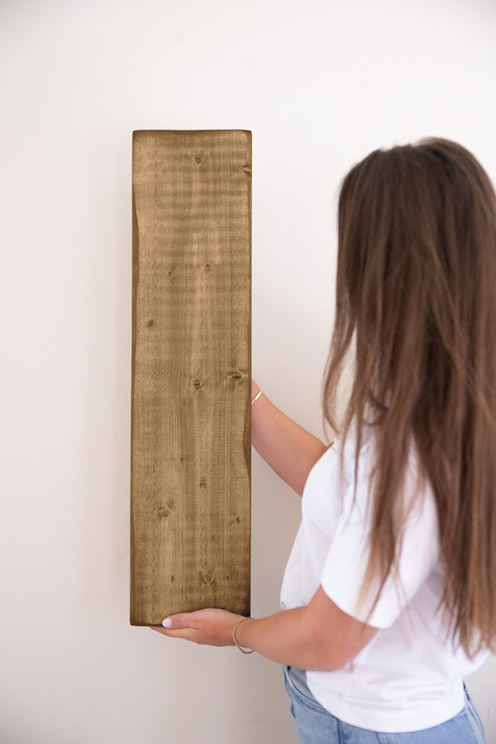 Badplank Bath in de kleur middenbruin van Baan Woods wordt vastgehouden