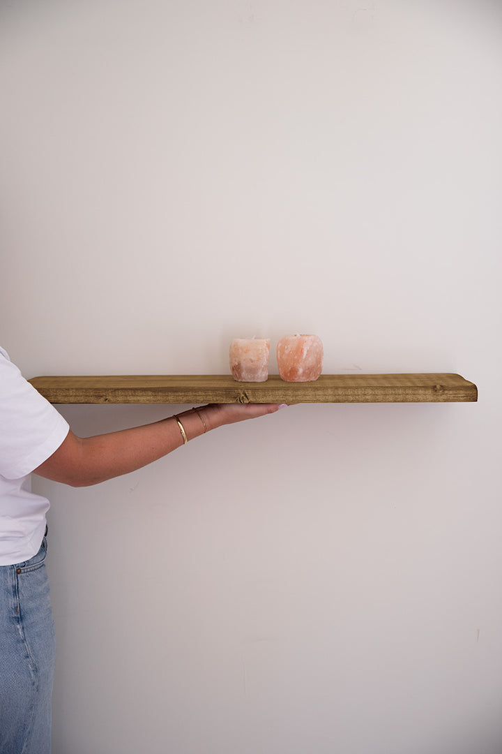 Badplank Bath van Baan Woods in de kleur middenbruin met twee kaarsen 