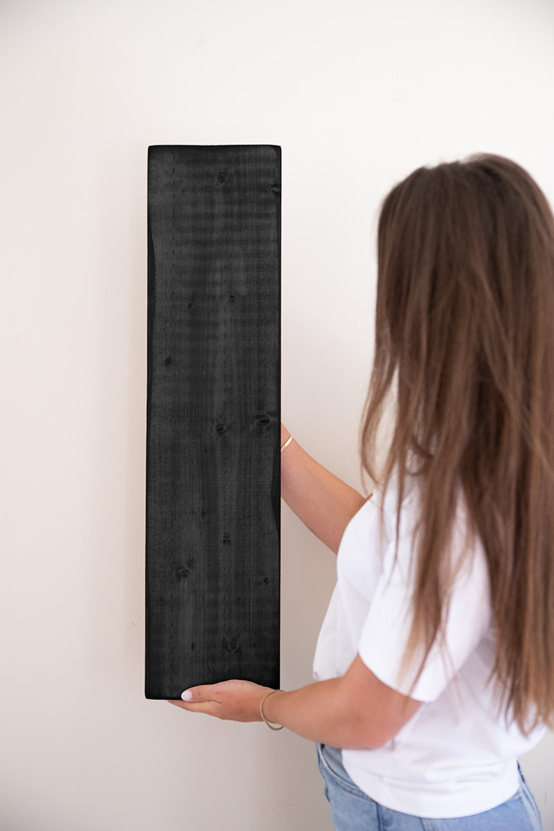 Badplank Bath in de kleur zwart van Baan Woods wordt vastgehouden