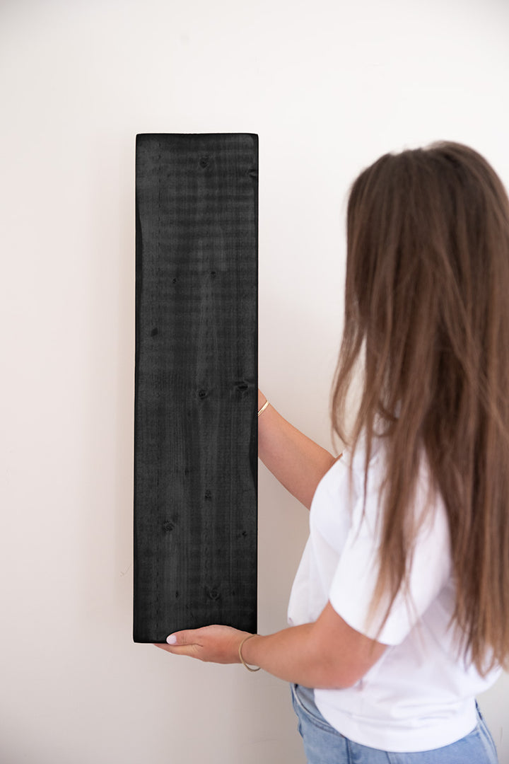 Badplank Bath in de kleur zwart van Baan Woods wordt vastgehouden