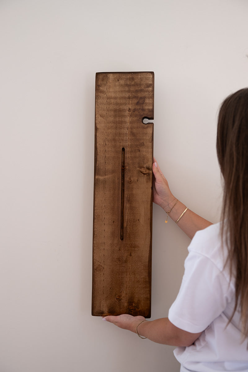 Donkerbruine badplank van Baan Woods wordt vastgehouden