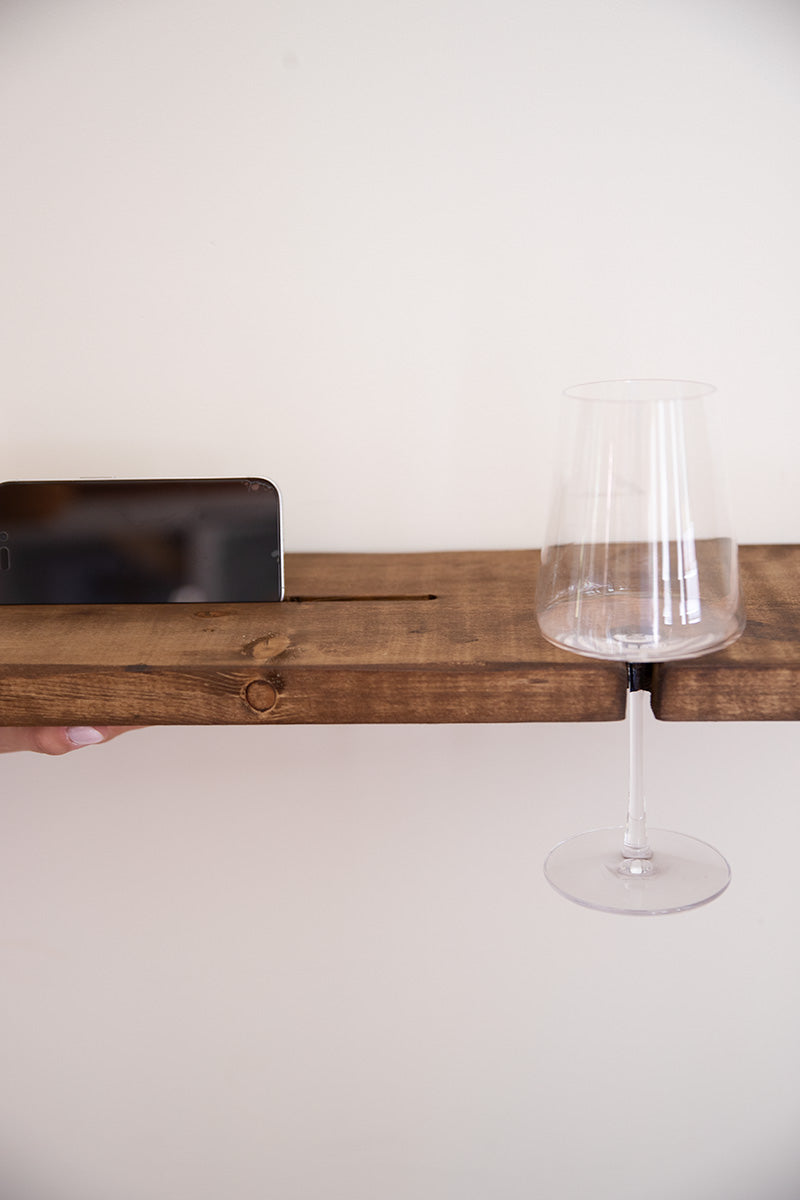 Badplank Wine van Baan Woods met een wijnglas en mobiel in de sleuf