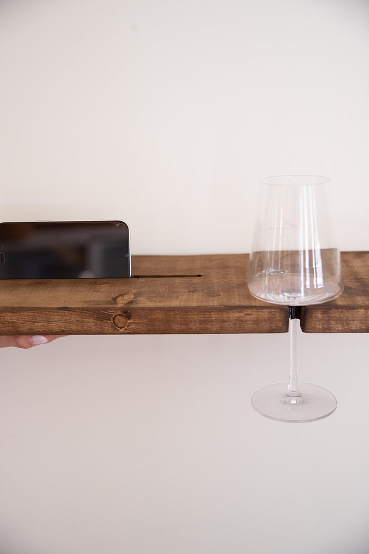 Badplank Wine van Baan Woods met een wijnglas en mobiel in de sleuf