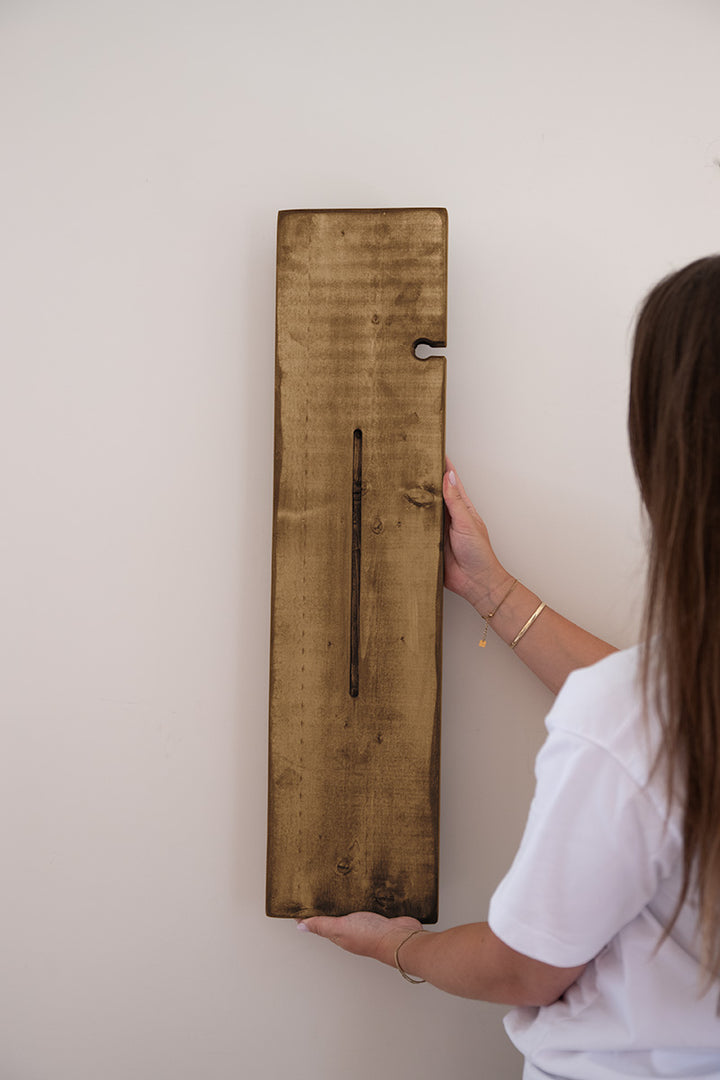 Middenbruine badplank van Baan Woods wordt vastgehouden