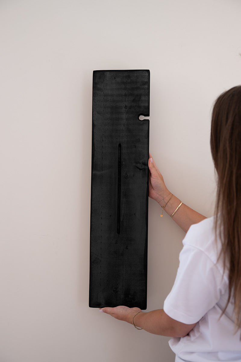 Zwarte badplank van Baan Woods wordt vastgehouden