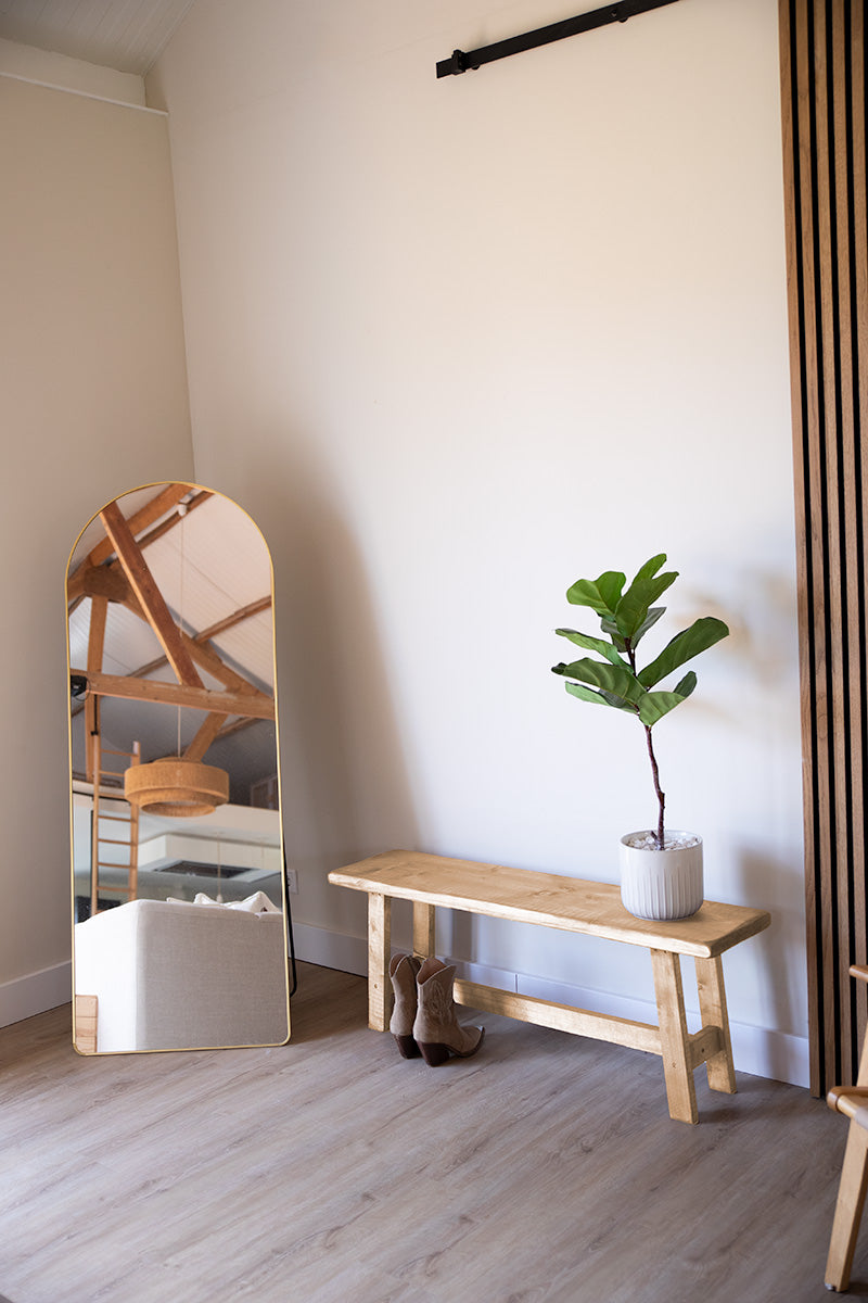 Stijlvol houten bankje in de kleur lichtbruin, geschikt om op te zitten of accessoires op te leggen