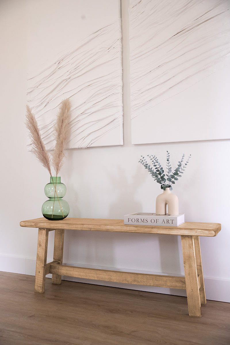 Lichtbruin houten bankje van Baan Woods, te gebruiken als zitmeubel of decoratief meubelstuk