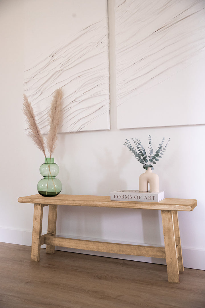 Lichtbruin houten bankje van Baan Woods, te gebruiken als zitmeubel of decoratief meubelstuk