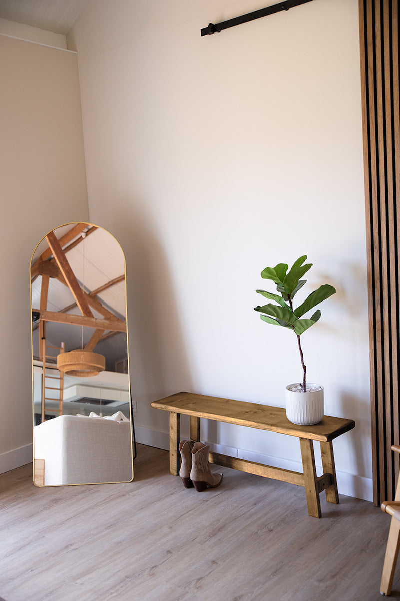 Veelzijdig middenbruin houten bankje dat dienstdoet als zitbank of als lage tafel voor decoratie