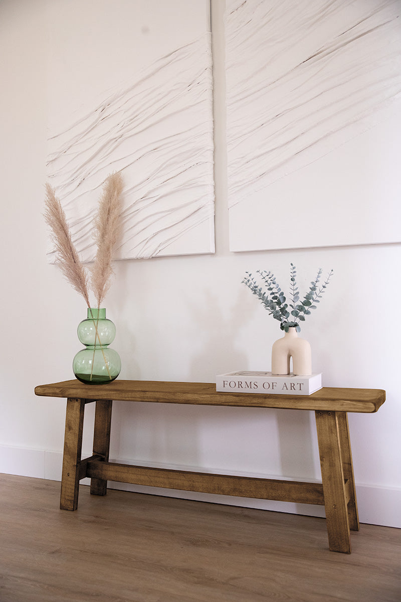 Stijlvol houten bankje in de kleur middenbruin, geschikt om op te zitten of accessoires op te leggen