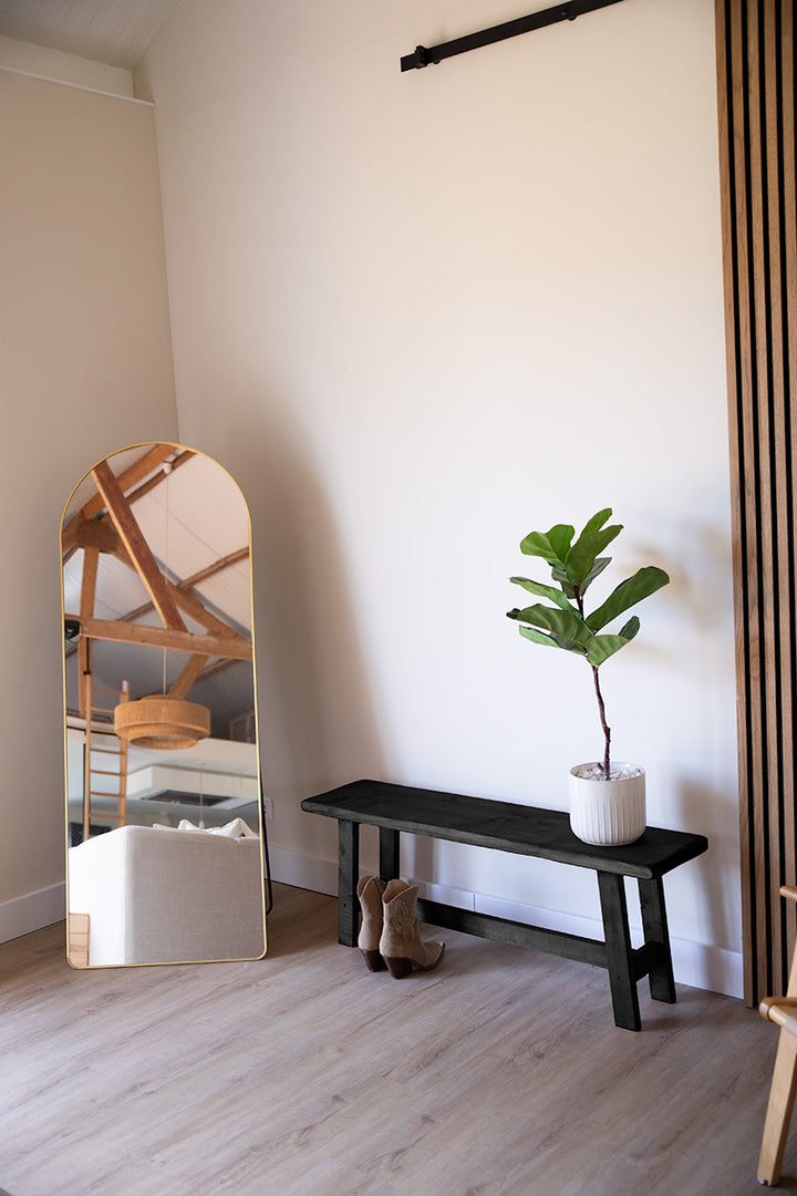 Zwart houten bankje van Baan Woods, te gebruiken als zitmeubel of decoratief meubelstuk