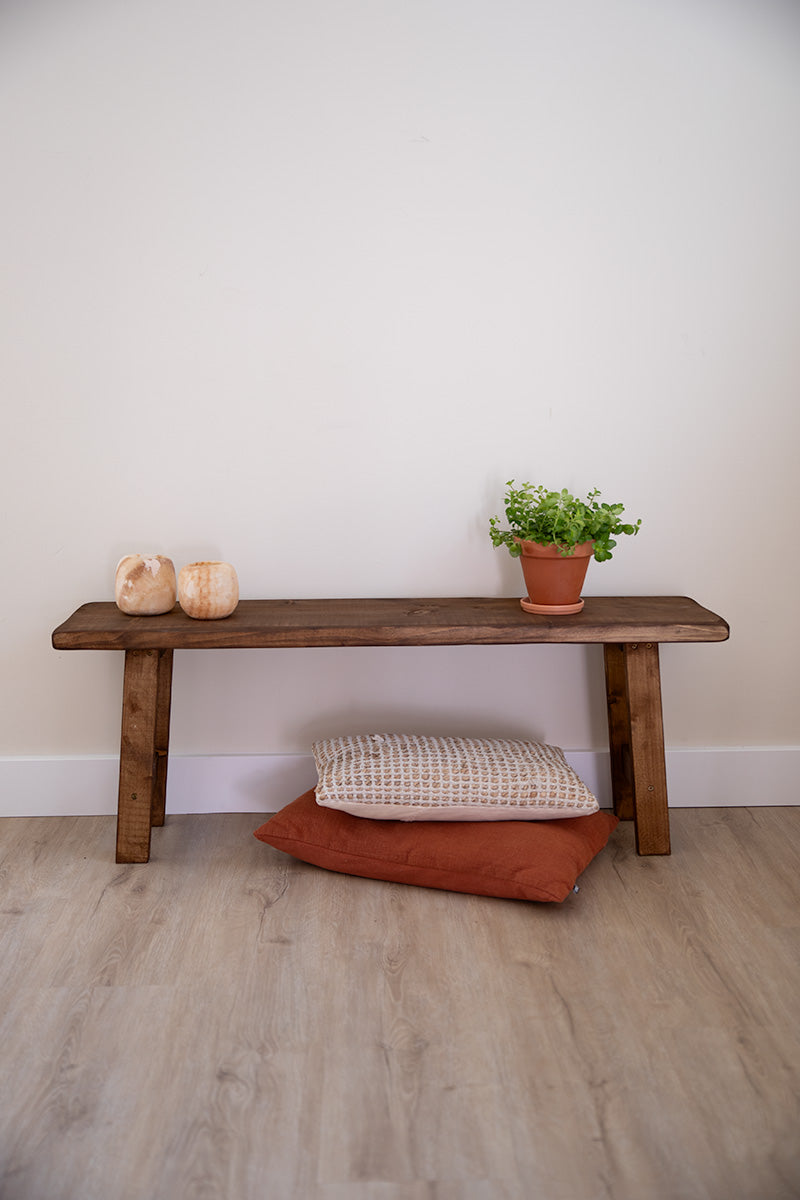 Donkerbruin houten bankje om op te zitten of spullen op te leggen