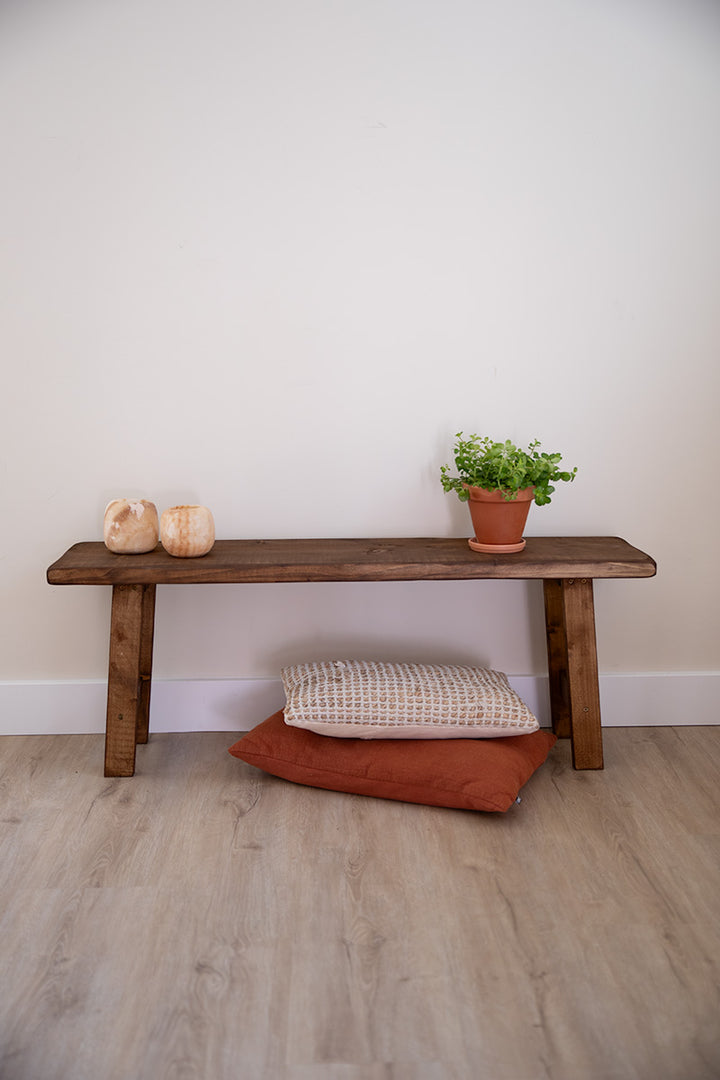 Donkerbruin houten bankje om op te zitten of spullen op te leggen