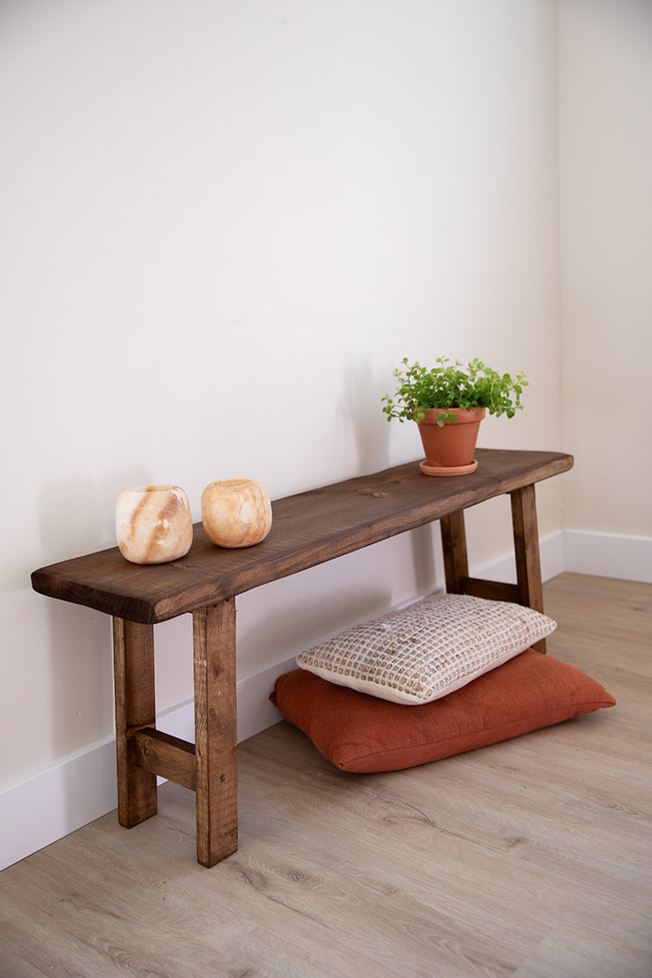 Donkerbruin houten zitbank of decoratief bankje van Baan Woods