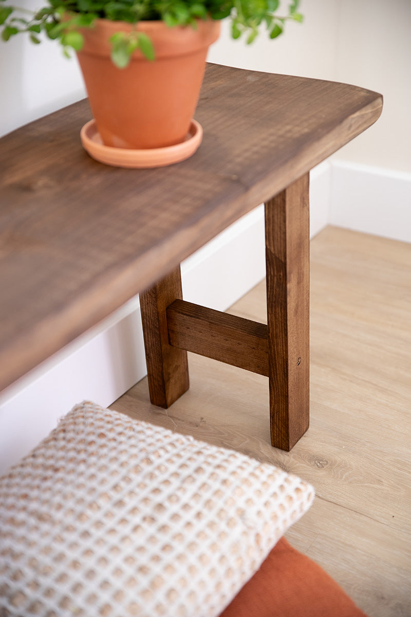 Houten bankje met zichtbare houtstructuur