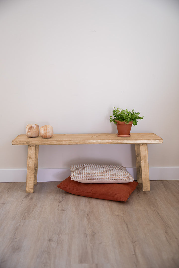 Lichtbruin houten bankje als zitmeubel of bijzettafel