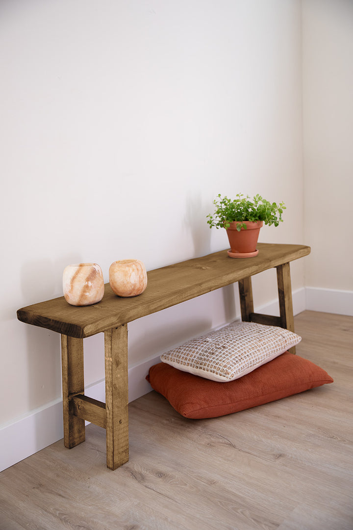 Veelzijdig houten bankje van Baan Woods, geschikt voor planten, plaids en accessoires