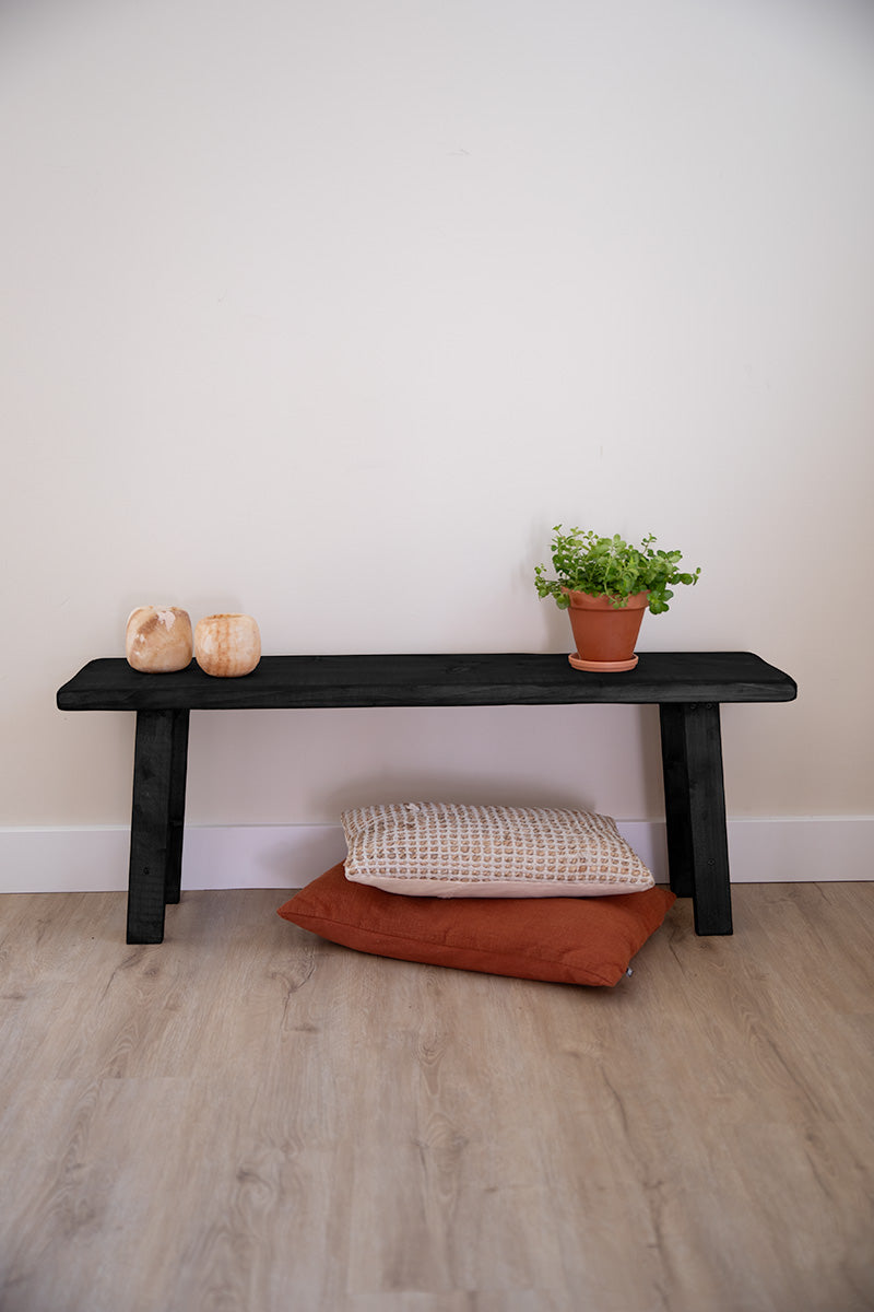 Veelzijdig zwart houten bankje, geschikt voor plaids, planten en accessoires