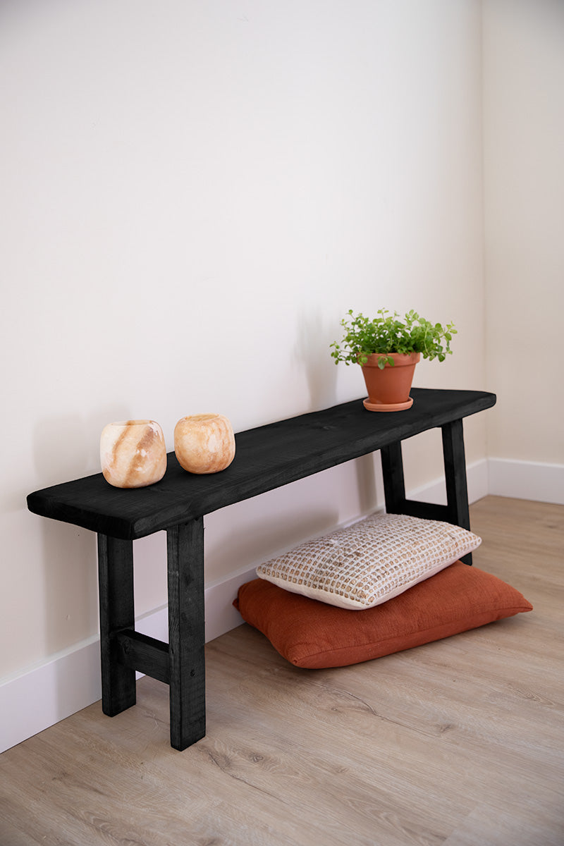 Zwart houten bankje met schuine poten van Baan Woods