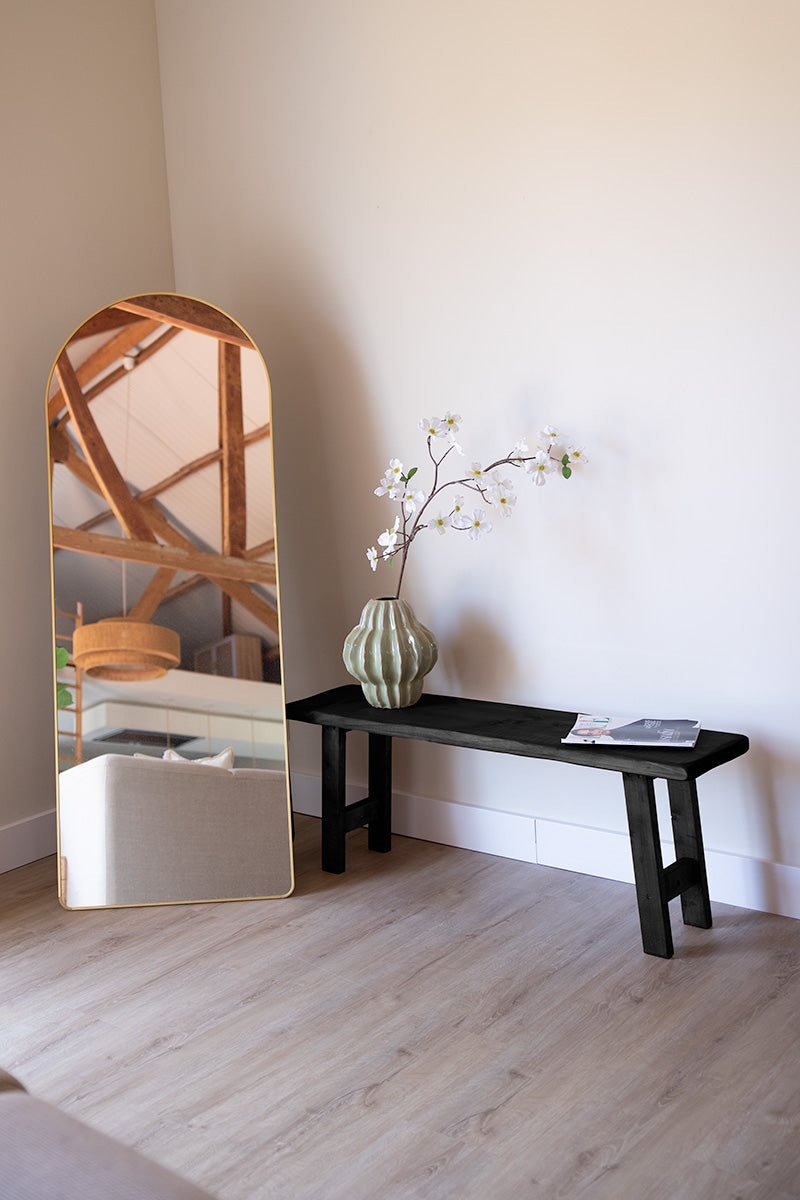 Zwart houten bankje van Baan Woods, stijlvol en multifunctioneel