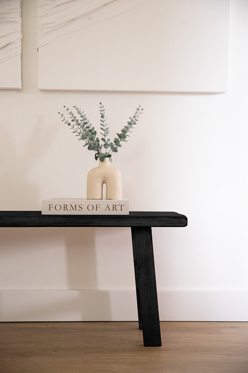 Zwart houten bankje van Baan Woods dat als zitmeubel, bijzettafel of sidetable gebruikt kan worden