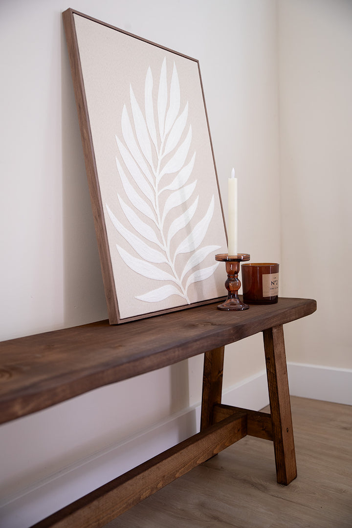 Donkerbruin bankje van Baan Woods dat ook gebruikt kan worden als zitmeubel, bijzettafel of wandtafel