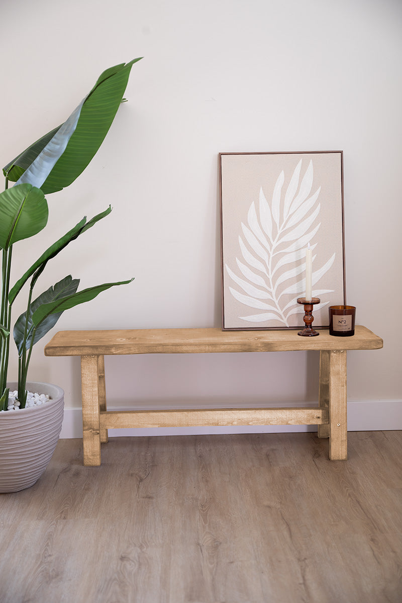 Licht houten bankje van Baan Woods voor in rustig en licht interieur