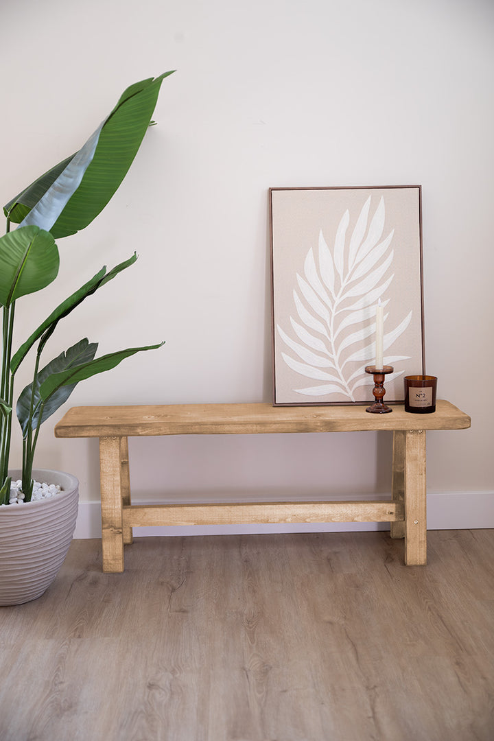 Licht houten bankje van Baan Woods voor in rustig en licht interieur