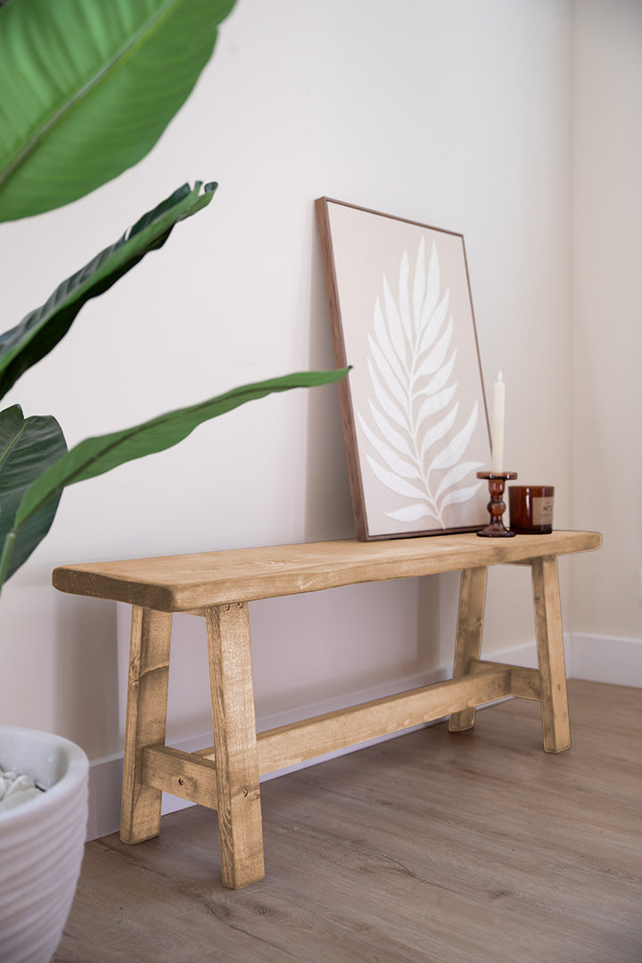 Houten bankje met natuurlijke lichte uitstraling