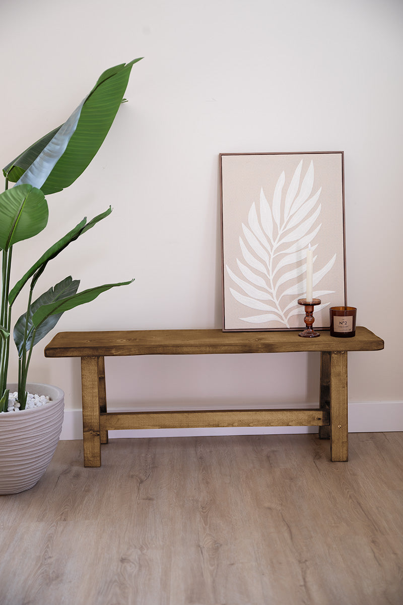 Houten bankje in de kleur middenbruin met zichtbare houtstructuur