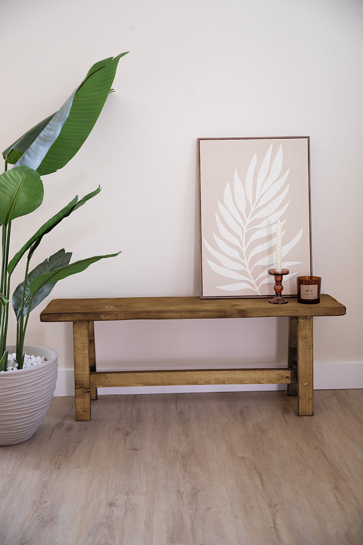 Houten bankje in de kleur middenbruin met zichtbare houtstructuur