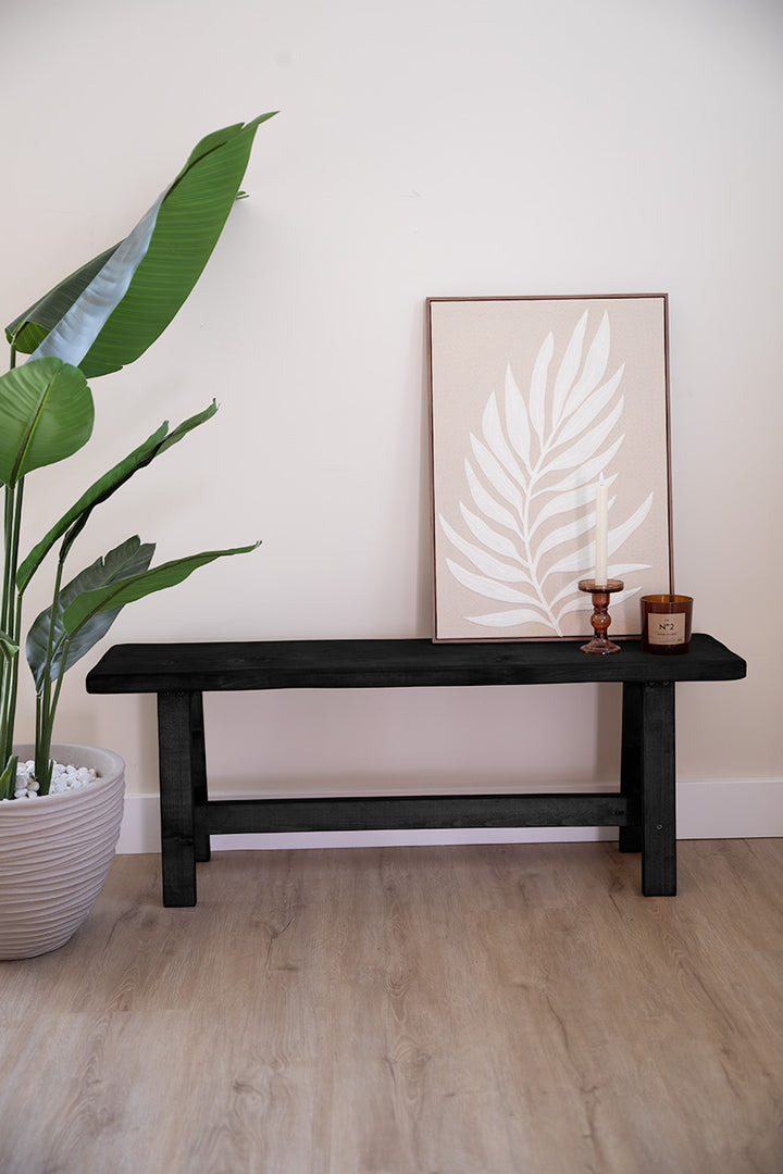 Zwart houten bankje van Baan Woods, te gebruiken als zitmeubel of bijzettafel