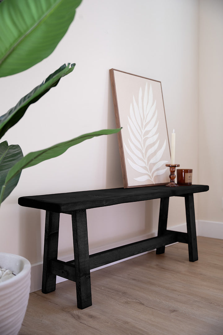 Zwart houten bankje van Baan Woods met schuine poten