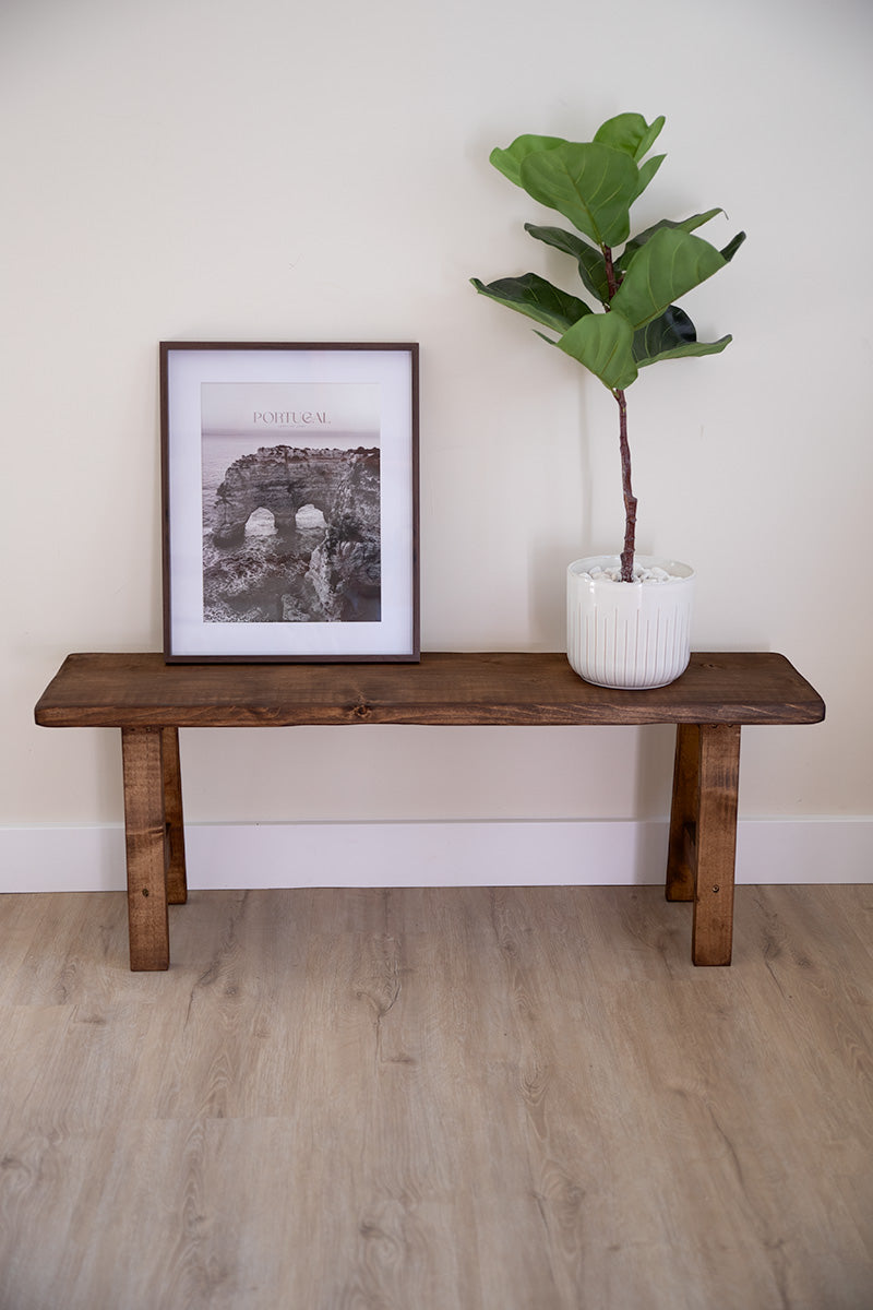 Donkerbruin houten bankje van Baan Woods, te gebruiken als sidetable, wandtafel, zitmeubel of bijzettafel