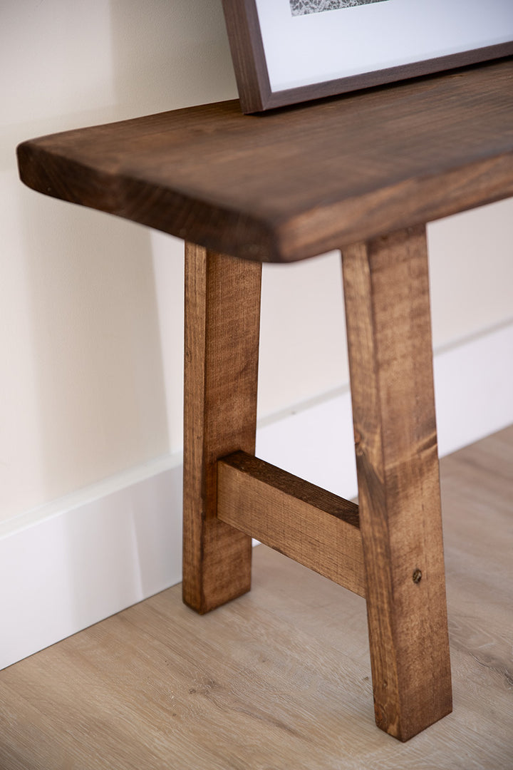 Donkerbruin houten onderstel van bankje Wave