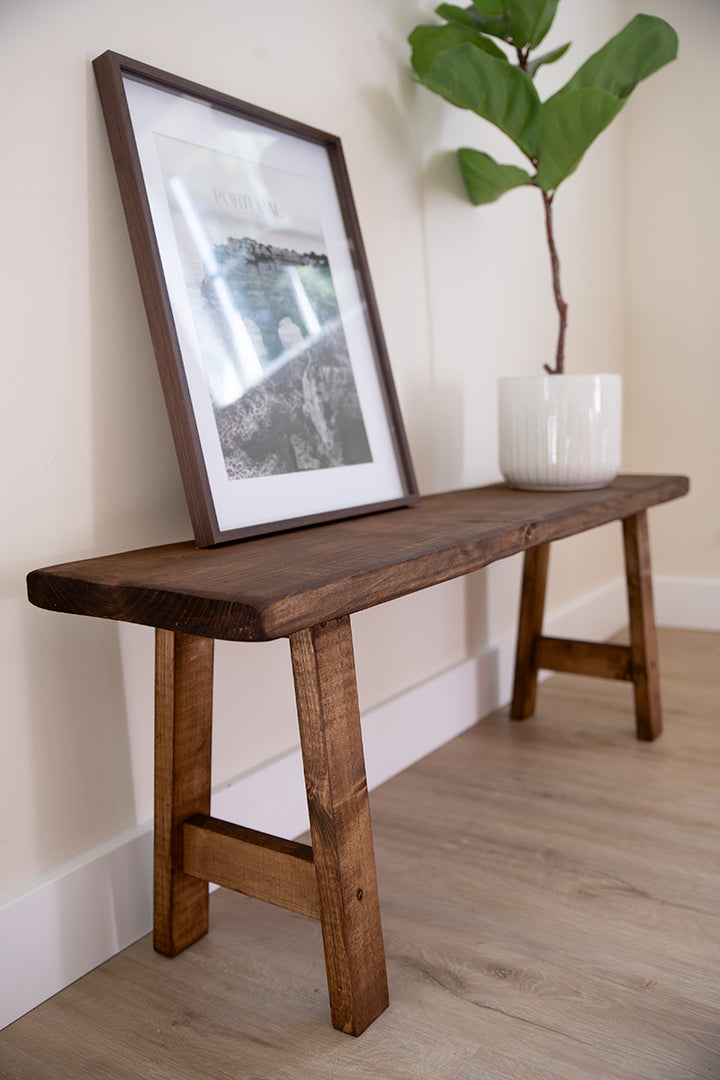 Donkerbruin houten bankje wat past in een landelijk, strak en een Japandi interieur