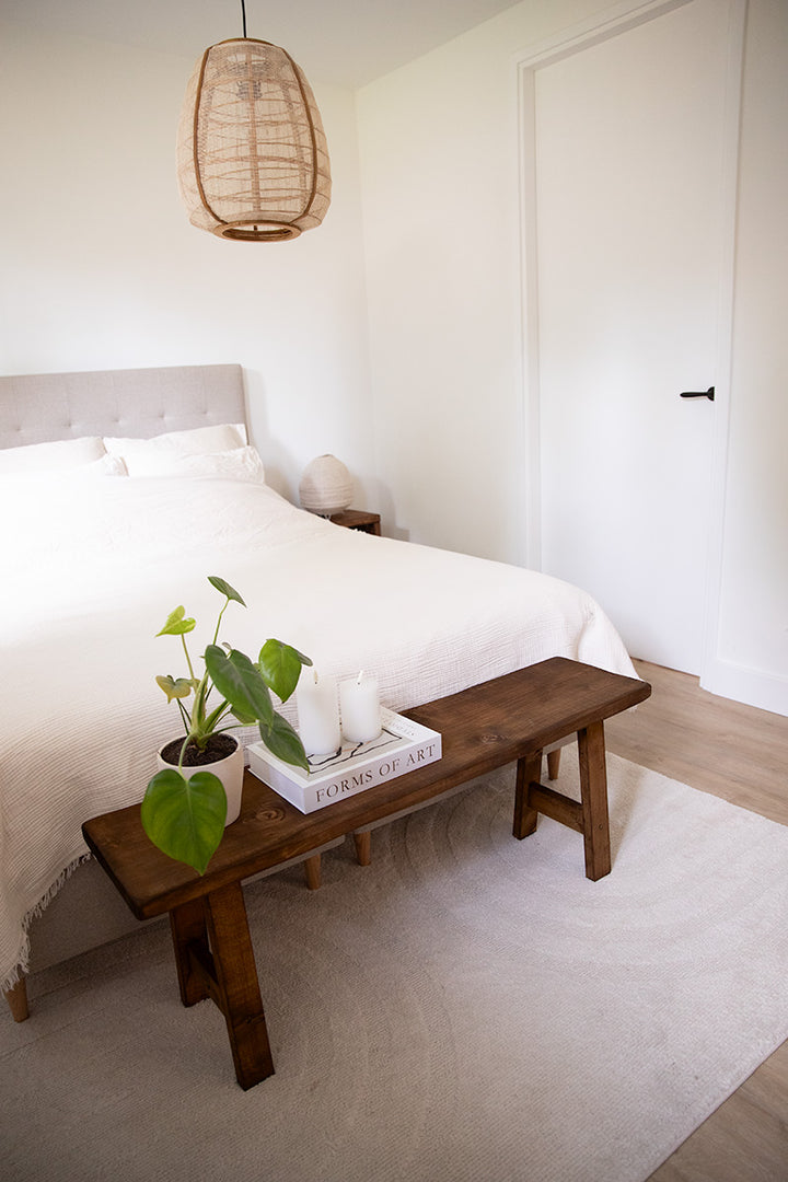 Donkerbruin houten bankje van Baan Woods, ideaal voor aan het voeteneind van het bed of als bijzettafeltje