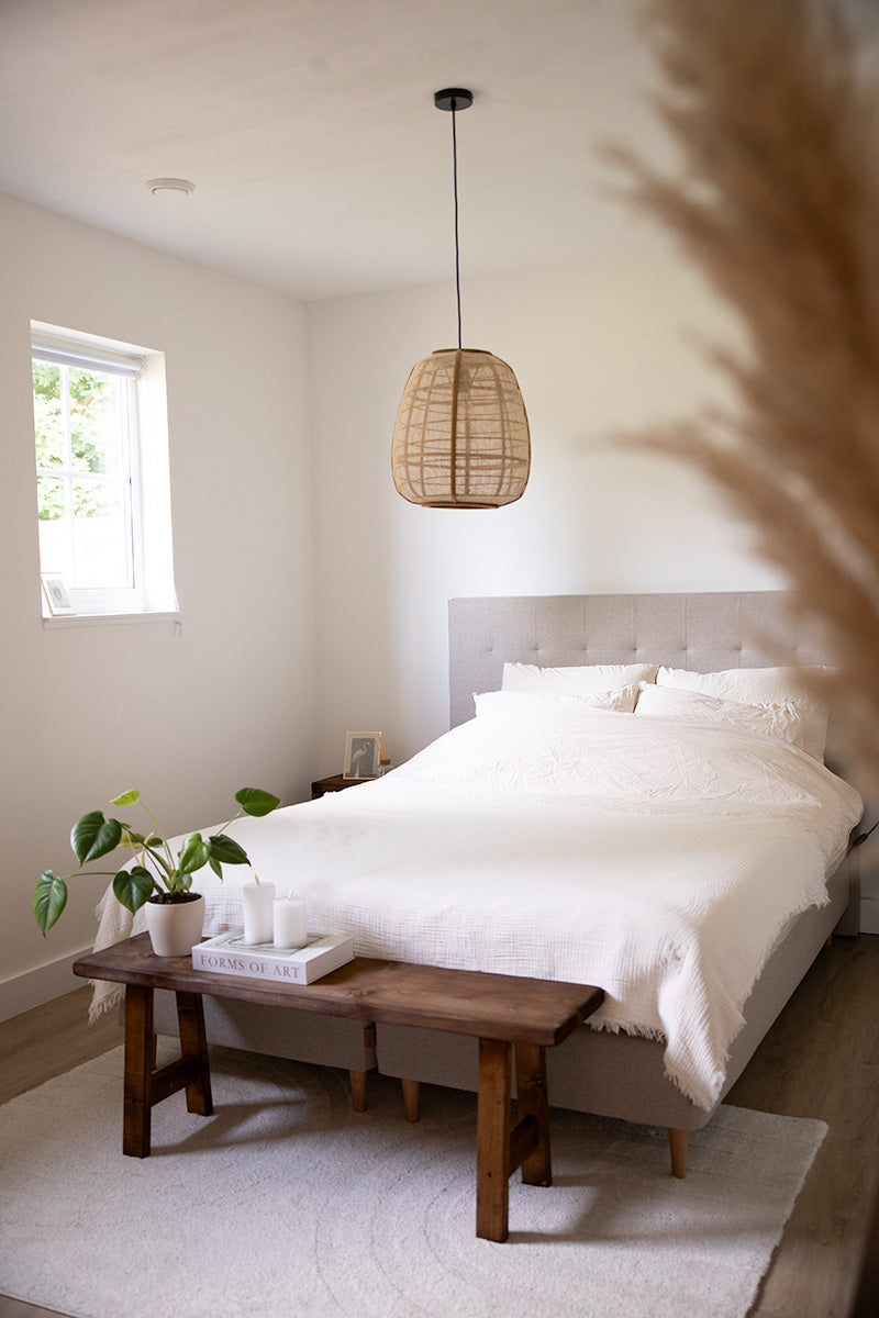 Donkerbruin houten bankje, geschikt om aan het voeteneind van het bed te plaatsen