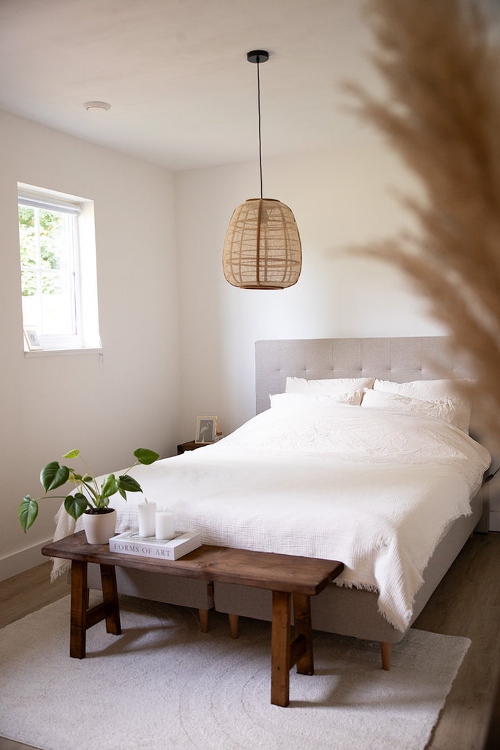 Donkerbruin houten bankje, geschikt om aan het voeteneind van het bed te plaatsen