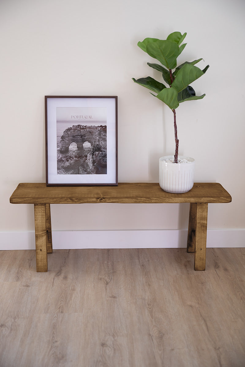 Houten bankje van Baan Woods, perfect om je accessoires en planten op te zetten