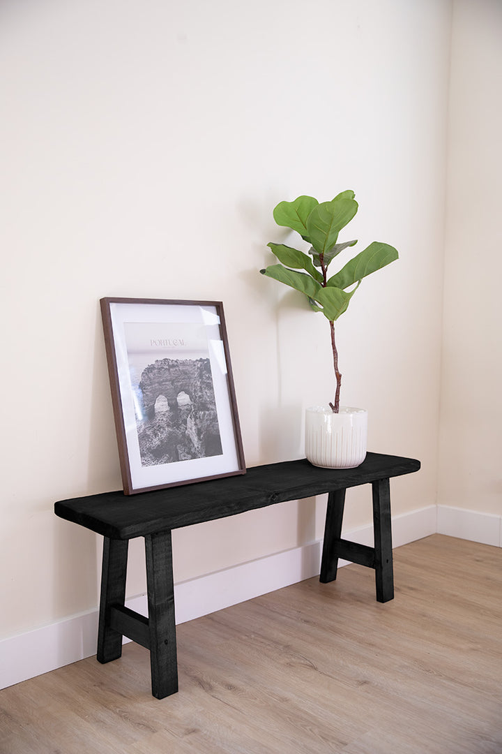 Zwart houten bankje van Baan Woods, perfect voor in ieder interieur