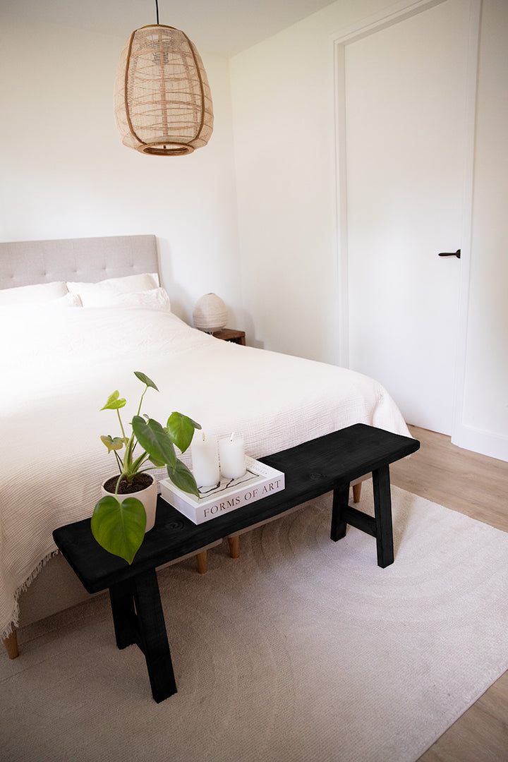 Zwart houten bankje van Baan Woods, ideaal voor aan het voeteneind van het bed of als bijzettafeltje