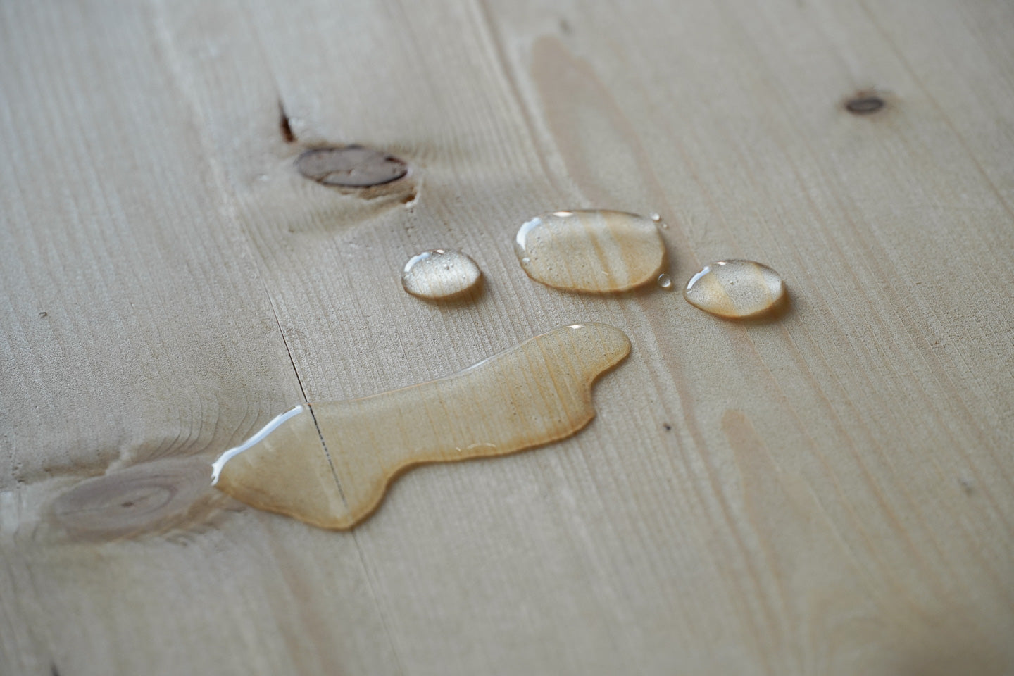 Waterdruppels op waterafstotend meubel van Baan Woods