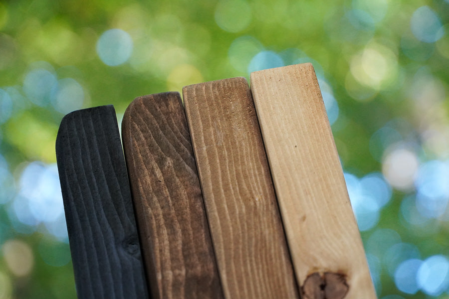 Houten kleurstaaltjes van Baan Woods in de kleuren zwart, donkerbruin, middenbruin en lichtbruin