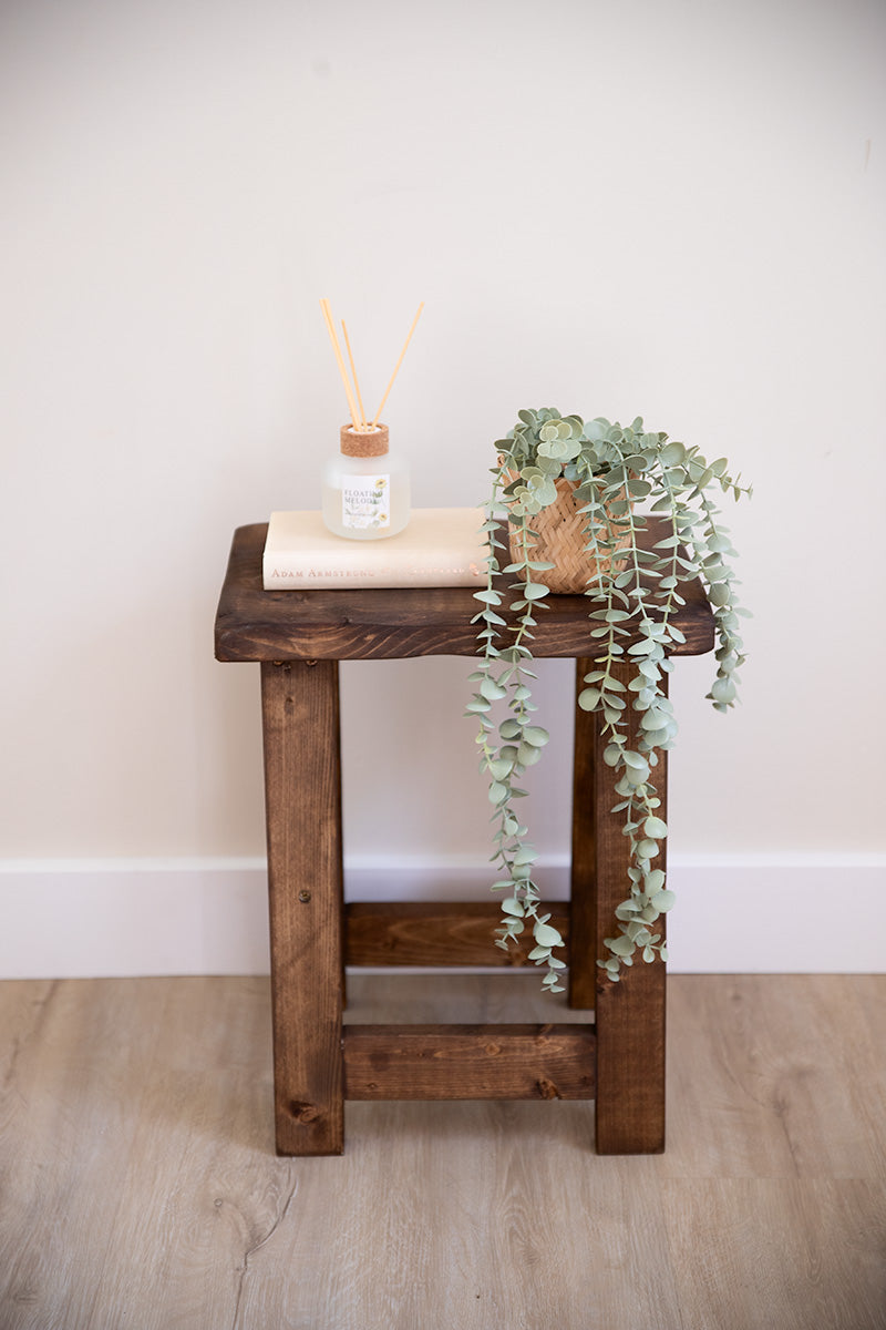 Volledig houten kruk met zichtbare houtnerf 