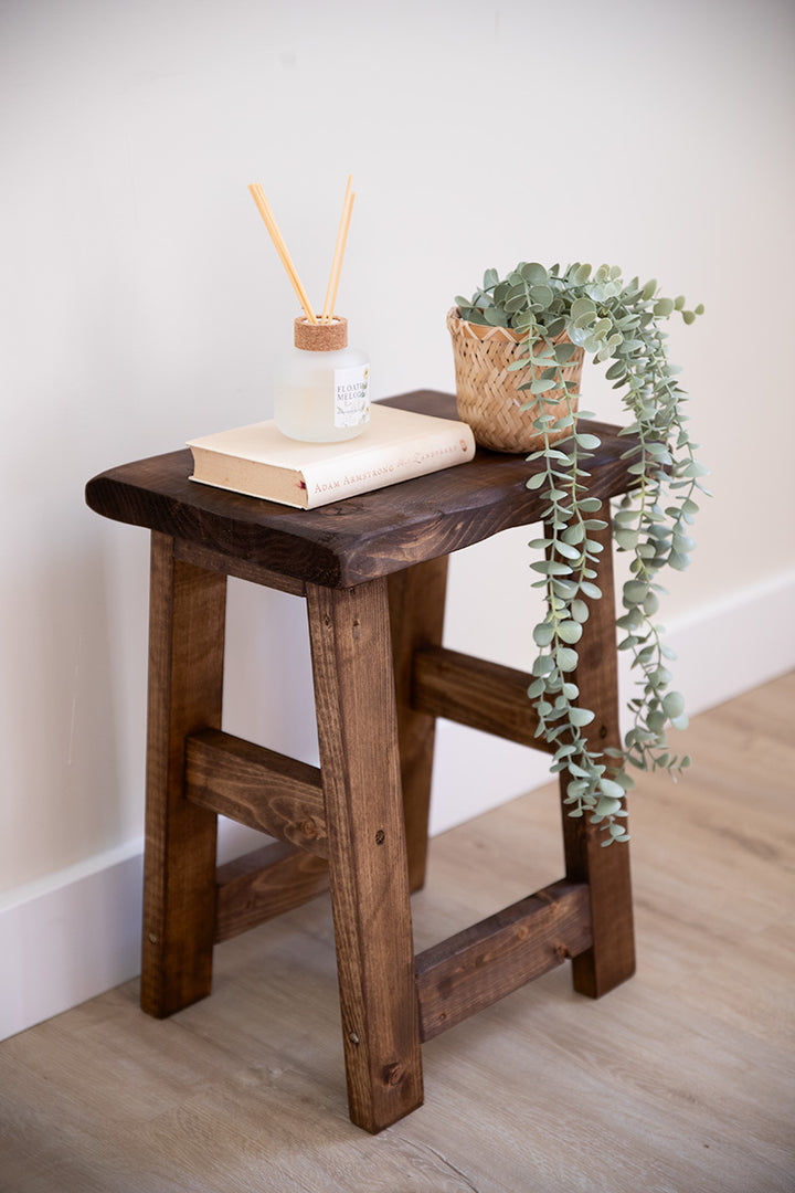 Massief donkerbruine houten kruk van Baan Woods met natuurlijke uitstraling