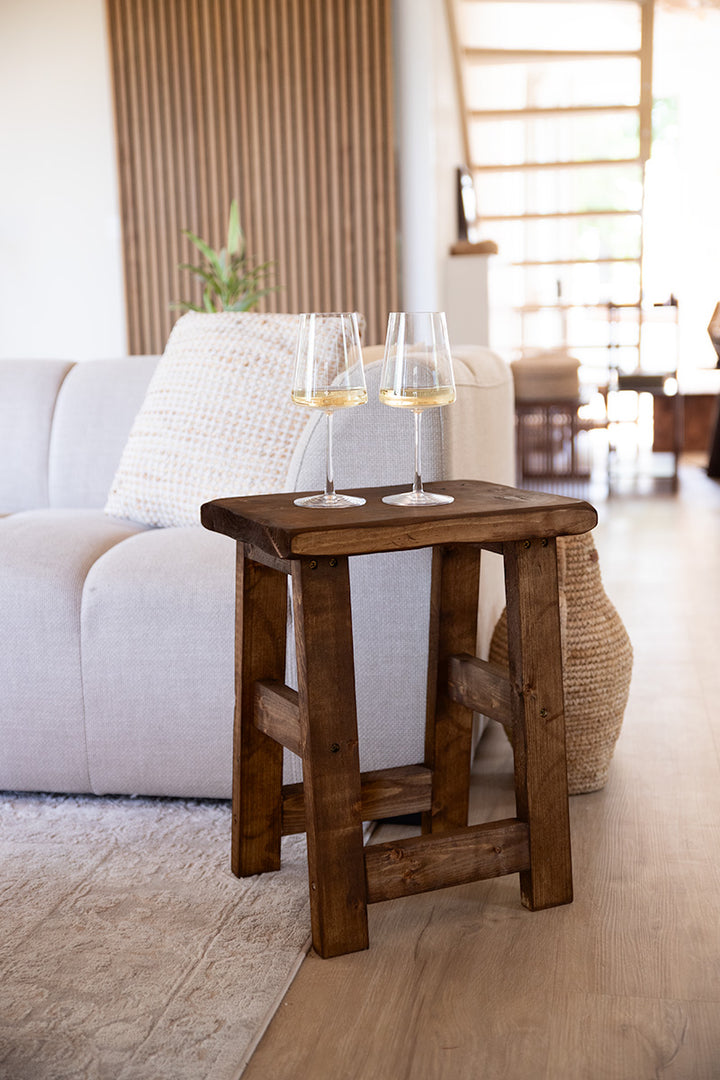 Handgemaakte houten kruk met strak design, perfect om je drankje op te zetten