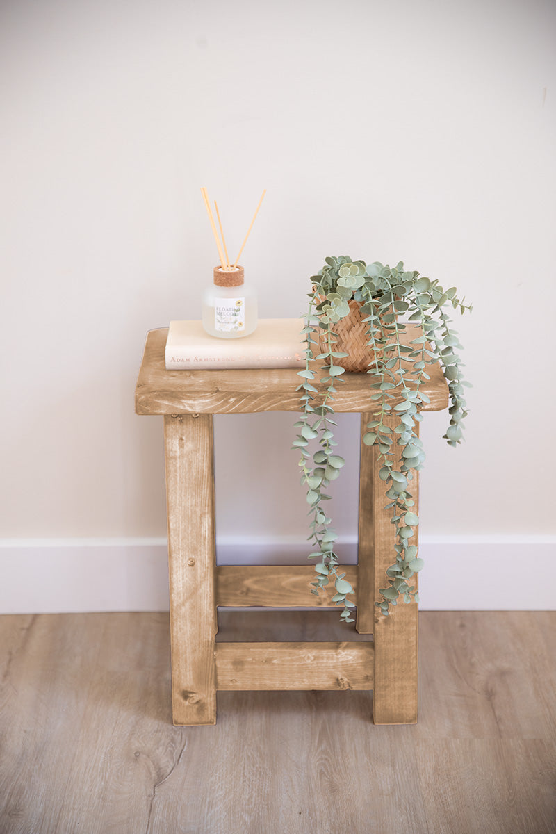 Minimalistische houten kruk, prachtig in lichte interieurs