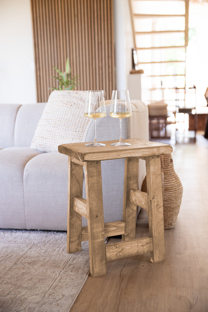 Lichtbruine houten kruk met warme uitstraling, geschikt voor elk interieur